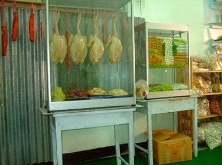 ภาพตู้ร้านข้าวมันไก่ ตอนจัดวางไก่ปลอมใส่ตู้ขนาด 28 นิ้ว สามารถแขวนไก่ปลอมได้ 4 ตัว